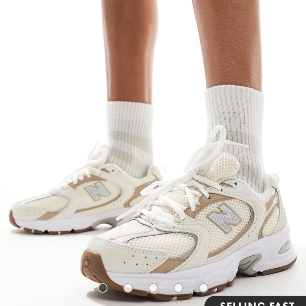 New Balance 530 sneakers with gum sole in beige